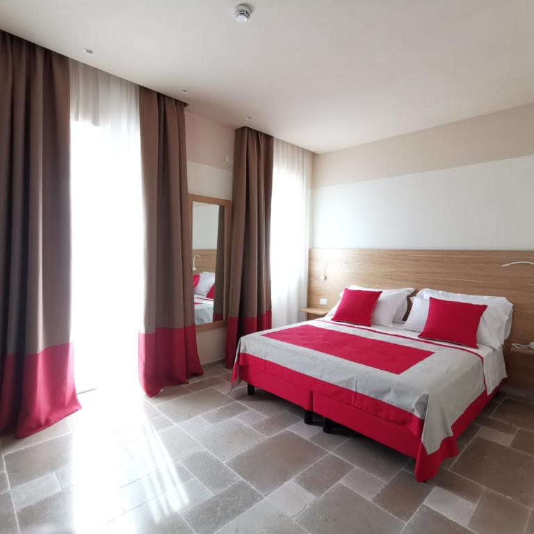 Maison Montechiaro - Quadruple Room with Sea View - 5