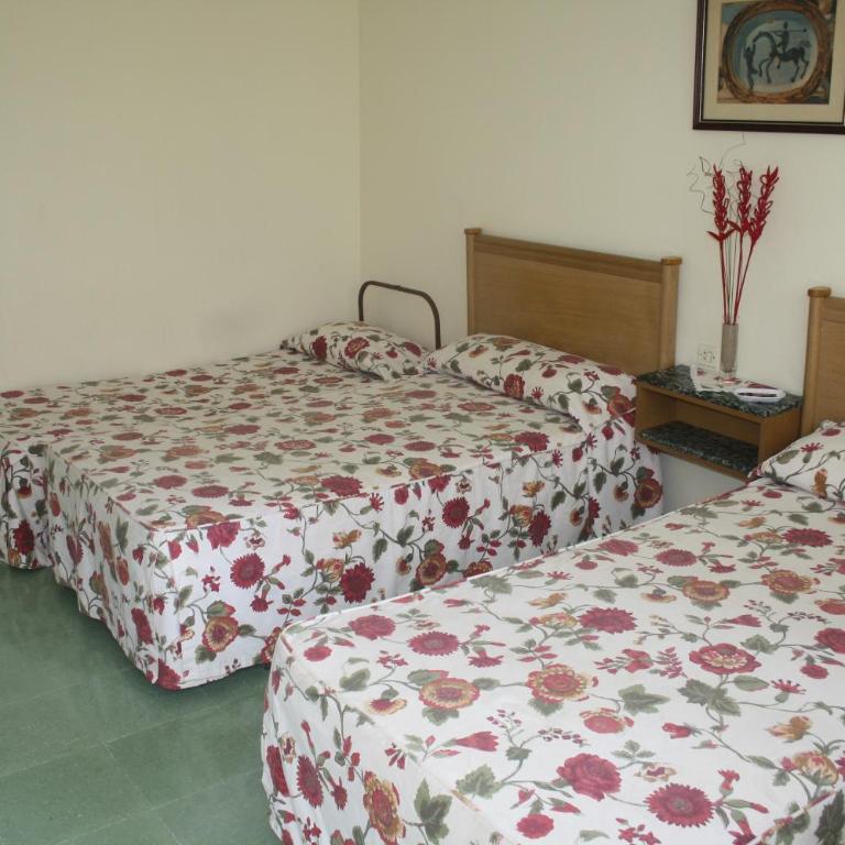 Hostal Torre Mar - Habitación Doble y baño compartido - 2 camas + cama supletoria - 5