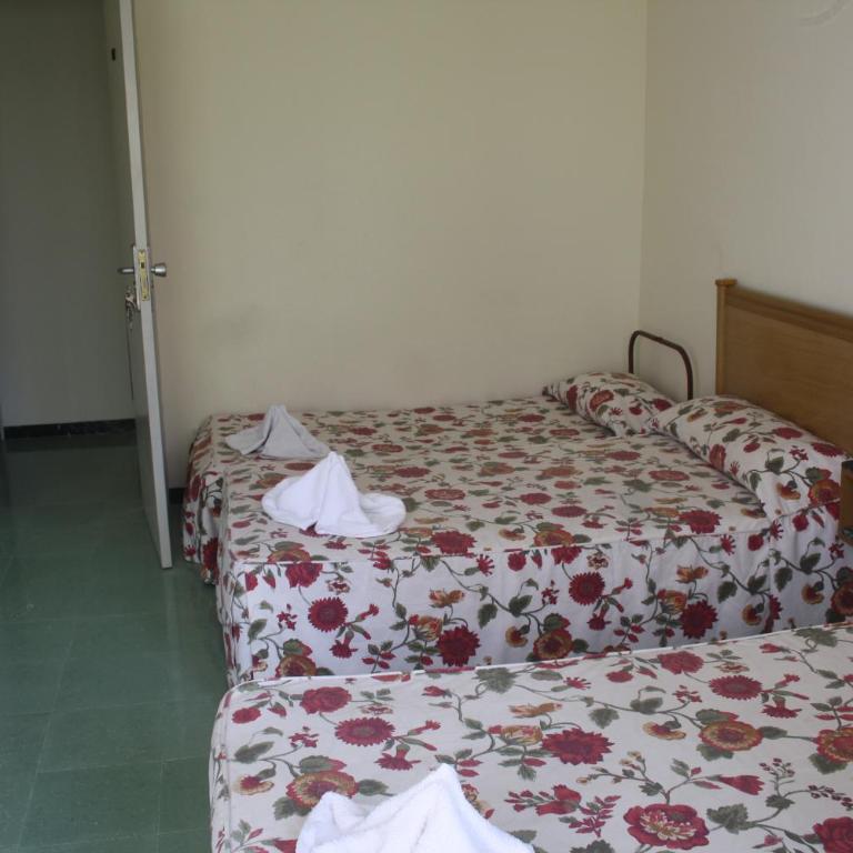 Hostal Torre Mar - Habitación Doble y baño compartido - 2 camas + cama supletoria - 1