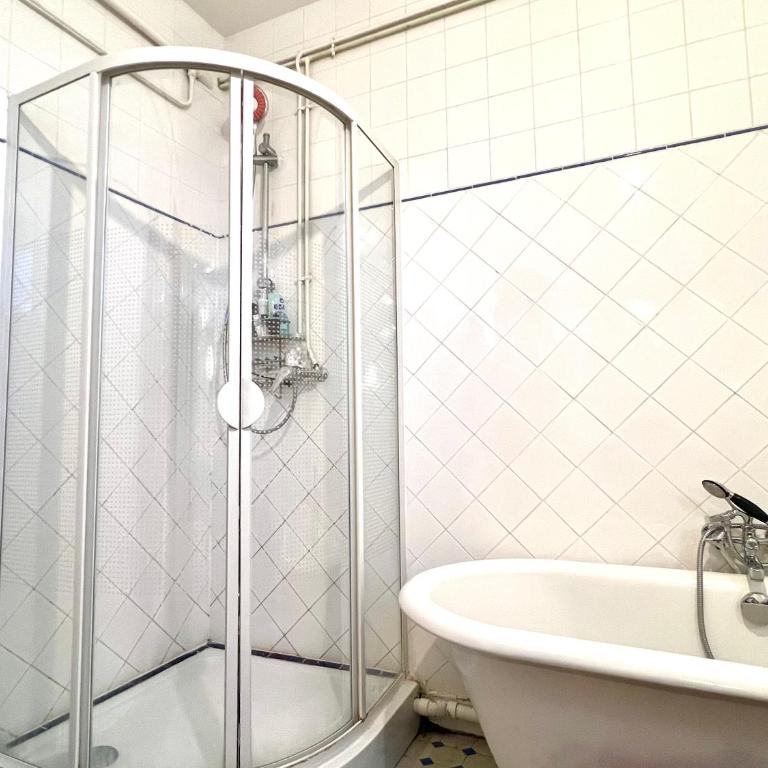 Paris 2 bedrooms chic apartment 18th district - Appartement 2 Chambres - 40