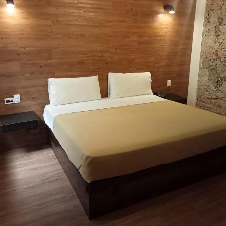 Hotel Sonno Plaza Allende - Deluxe Room - 2