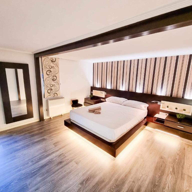 Casa de Goya Turistea Suites - Three-Bedroom Apartment - 1