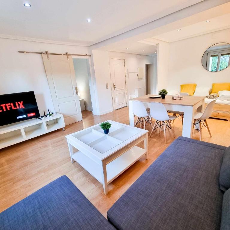 Casa de Goya Turistea Suites - Three-Bedroom Apartment - 2