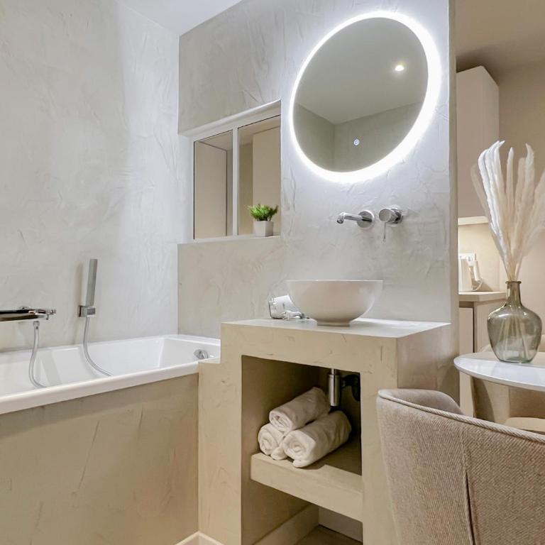 Loveroom Muse old town jacuzzi Annecy vieille ville - Deluxe Studio - 20