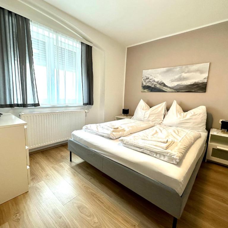 SmartRooms24 - Doppelzimmer mit Gemeinschaftsbad - 2