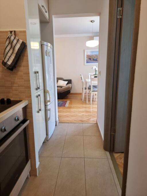 Cozy Central Apartment next to Bus and Train Station - One-Bedroom Apartment - 19