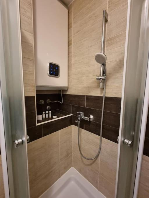 Cozy Central Apartment next to Bus and Train Station - One-Bedroom Apartment - 26