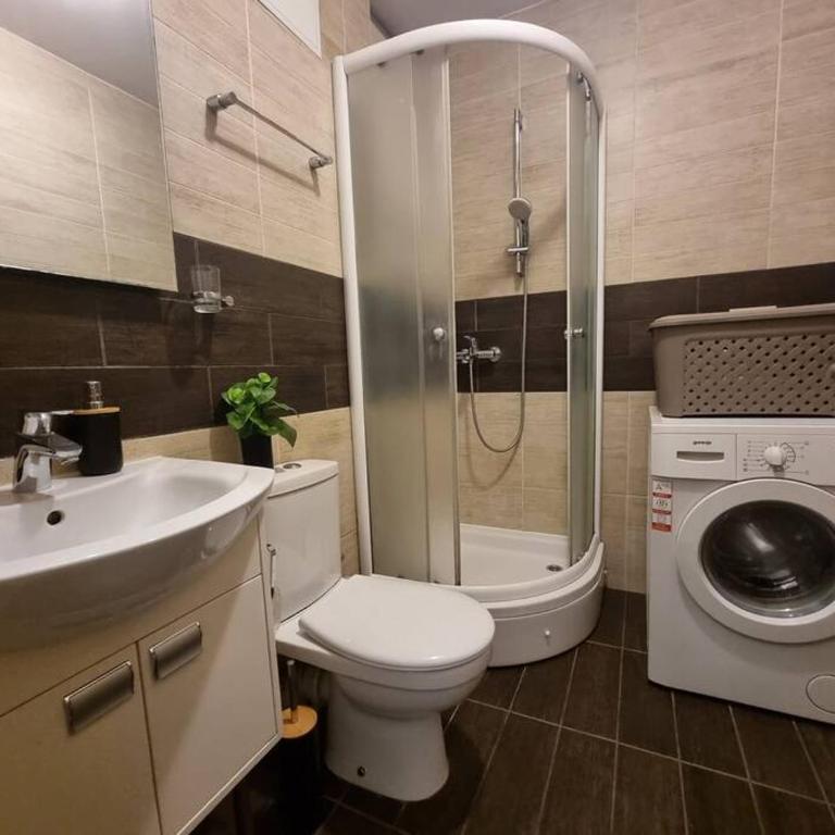 Cozy Central Apartment next to Bus and Train Station - One-Bedroom Apartment - 25