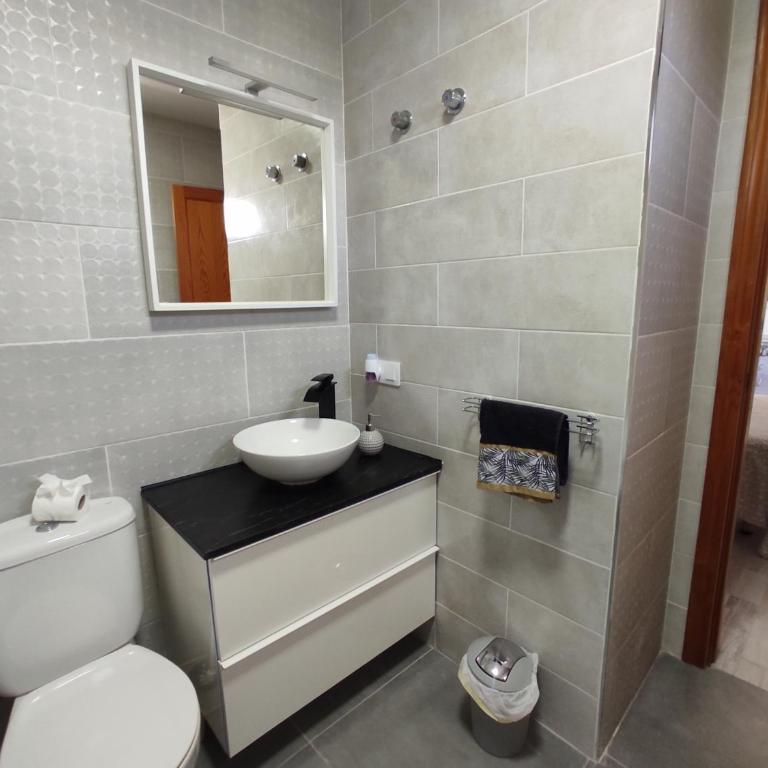 3 Private rooms - 3 habitaciones privadas shared duplex Gara with private pool - Queen Room with Spa Bath - 12