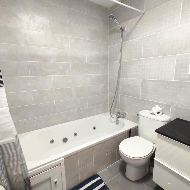 3 Private rooms - 3 habitaciones privadas shared duplex Gara with private pool - Queen Room with Spa Bath - 2