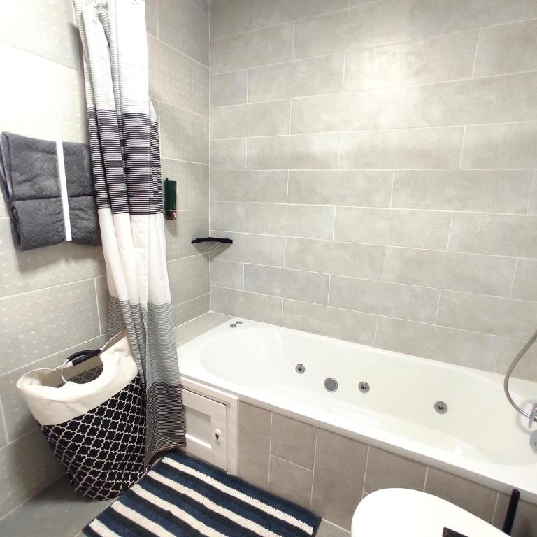 3 Private rooms - 3 habitaciones privadas shared duplex Gara with private pool - Queen Room with Spa Bath - 4
