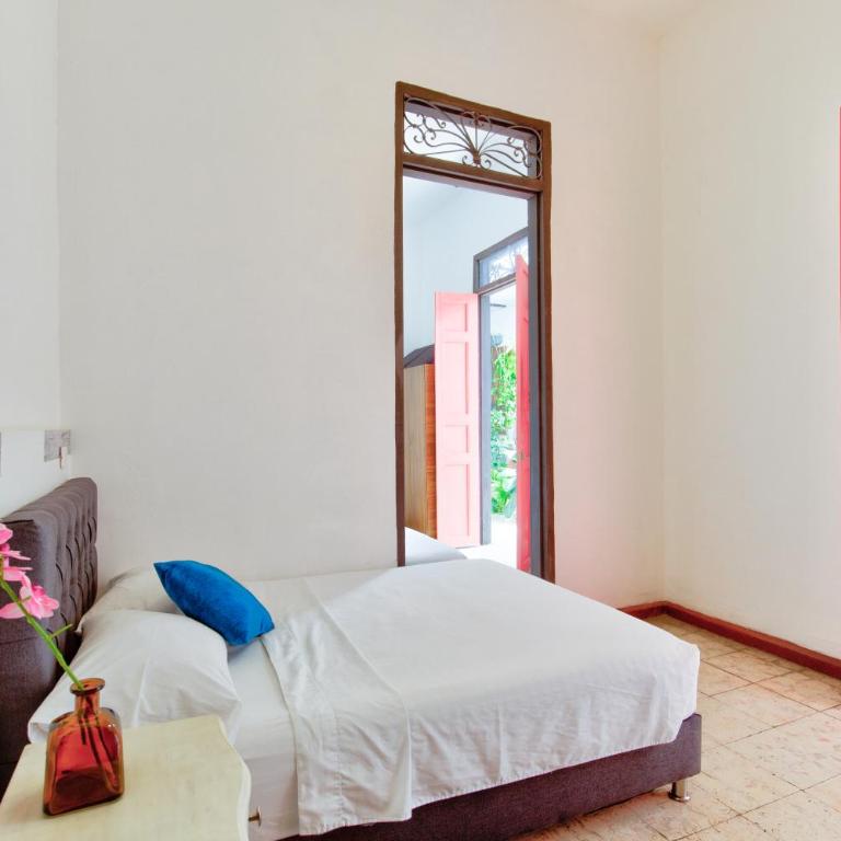 Casa Blanca San Antonio Hostal Boutique - Habitación Doble con cama supletoria - 8