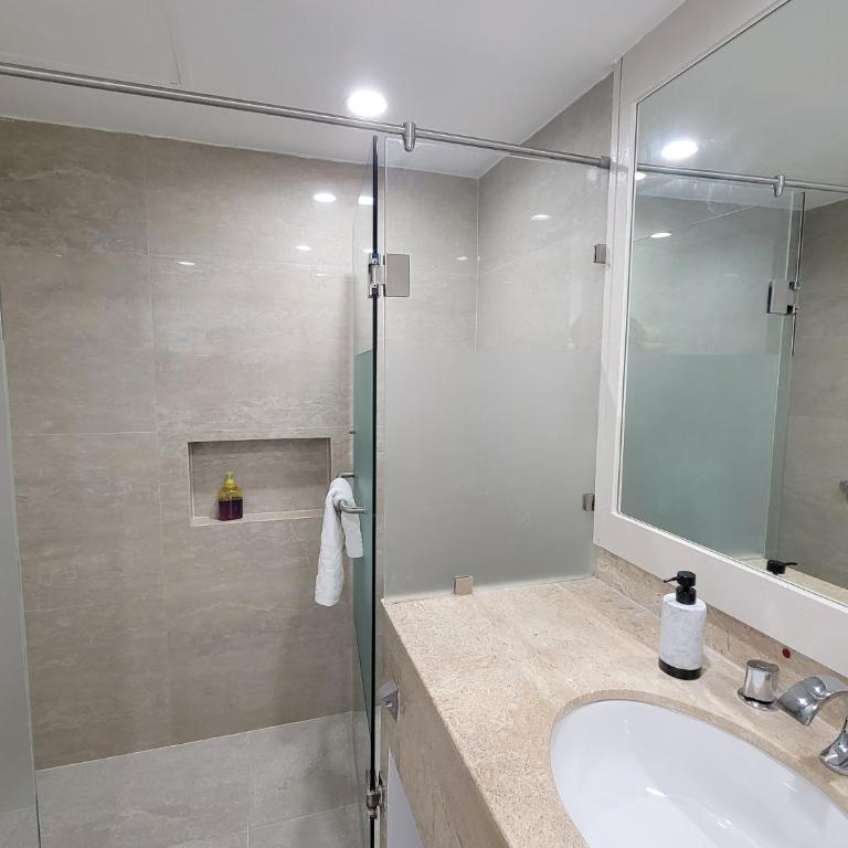 Beachfront Getaway Condo - Apartment with Sea View - 16