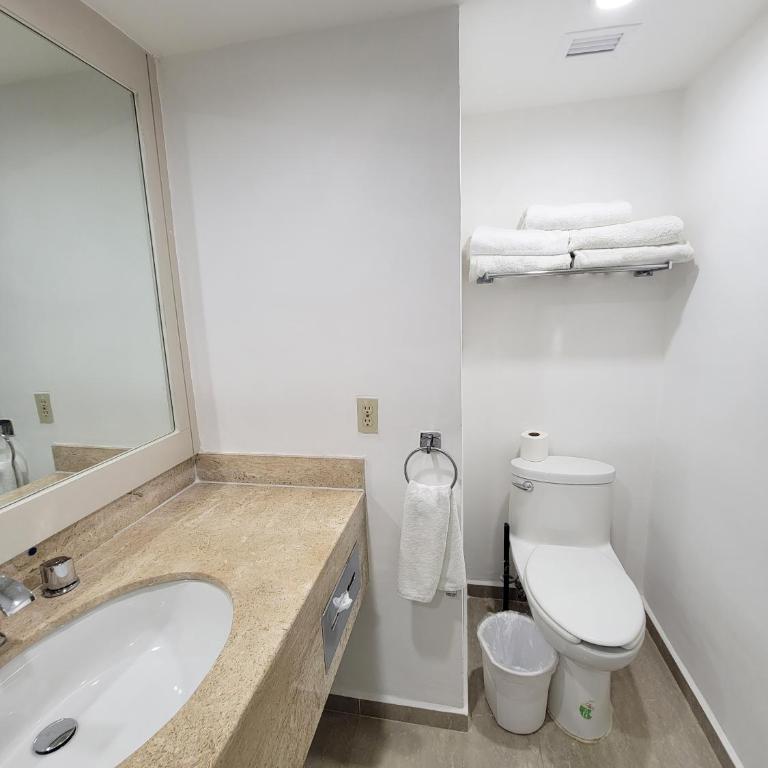 Beachfront Getaway Condo - Apartment with Sea View - 15