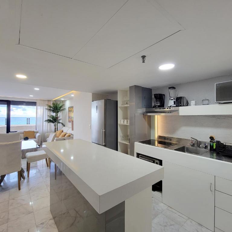 Beachfront Getaway Condo - Apartment with Sea View - 6