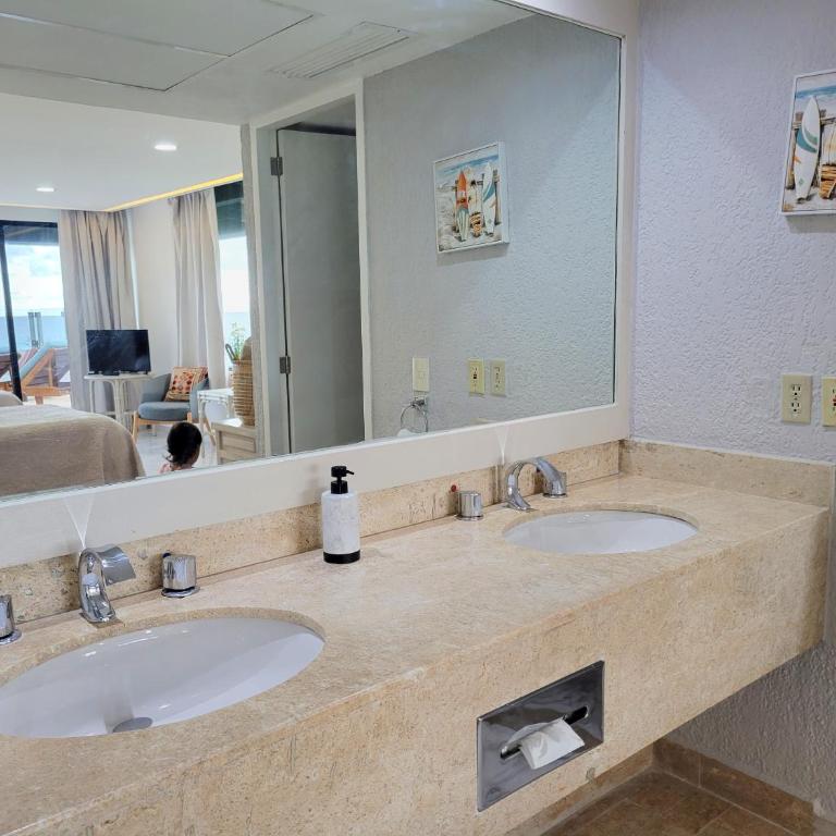 Beachfront Getaway Condo - Apartment with Sea View - 9