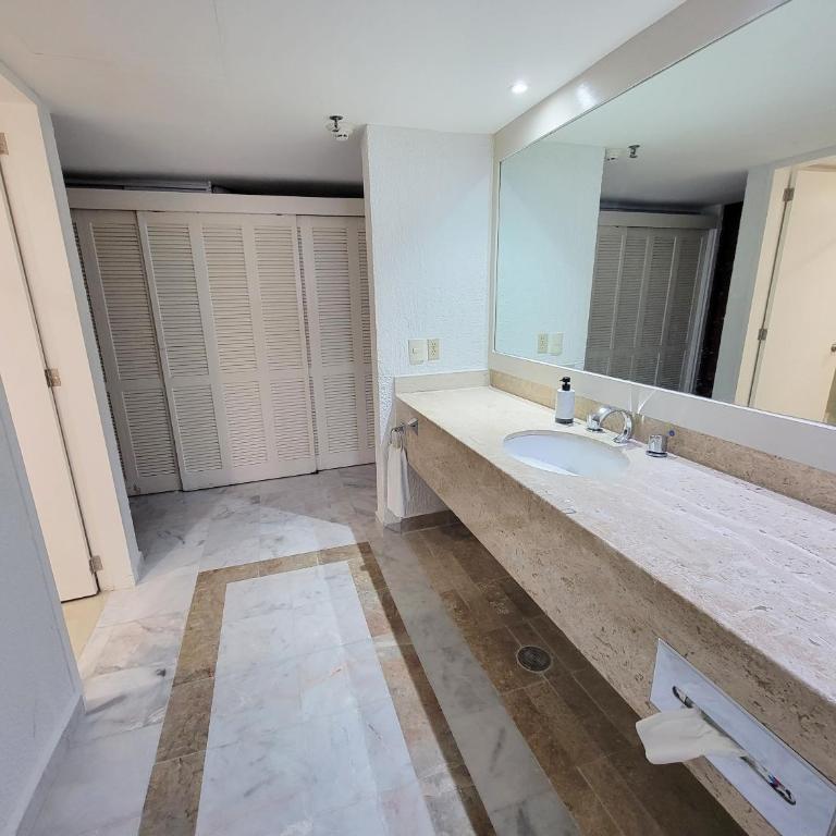 Beachfront Getaway Condo - Apartment with Sea View - 18