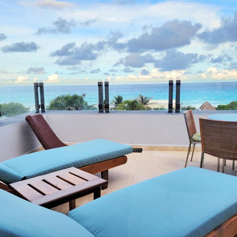 Beachfront Getaway Condo - Apartment with Sea View - 5
