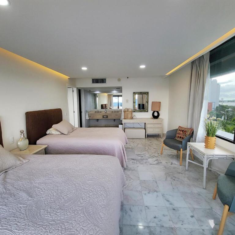 Beachfront Getaway Condo - Apartment with Sea View - 8