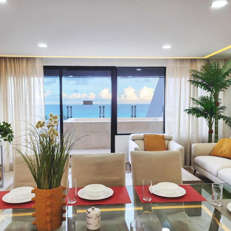 Beachfront Getaway Condo - Apartment with Sea View - 1
