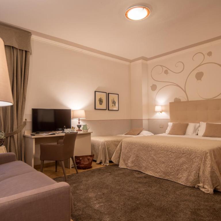 Hotel Ambasciatori - Camera Familiare (2 Adulti + 3 Bambini) - 2