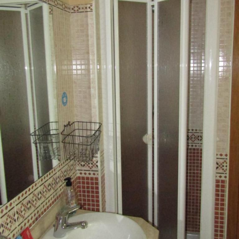Pensión Mollo - Doppelzimmer mit Gemeinschafts-WC und eigener Dusche und Waschbecken. - 5