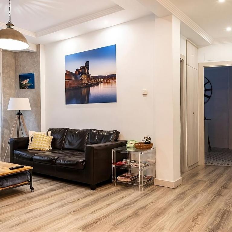 Amplio, luminoso y moderno cerca del Casco Viejo - Three-Bedroom Apartment - 1
