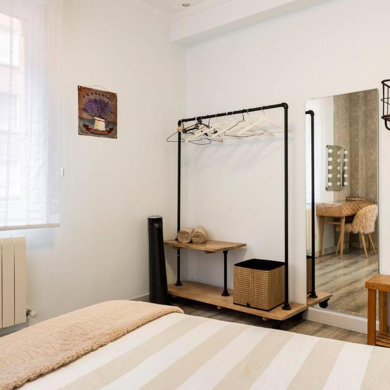 Amplio, luminoso y moderno cerca del Casco Viejo - Three-Bedroom Apartment - 8