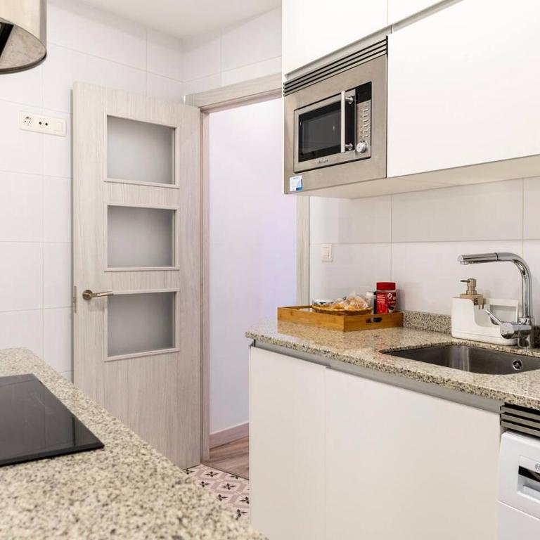 Amplio, luminoso y moderno cerca del Casco Viejo - Three-Bedroom Apartment - 25