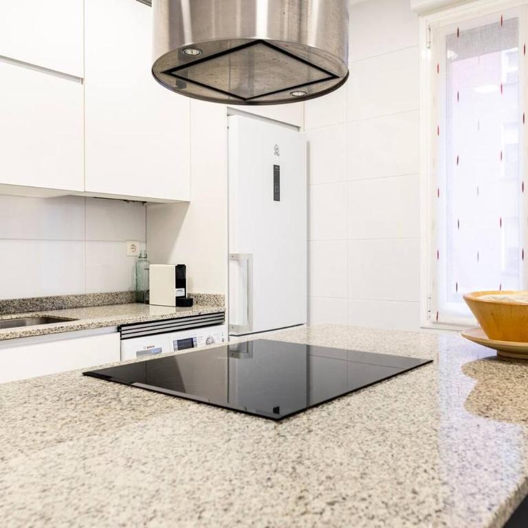 Amplio, luminoso y moderno cerca del Casco Viejo - Three-Bedroom Apartment - 26