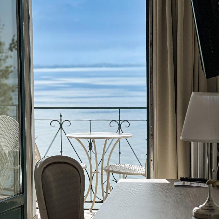 Hotel Eden Palace au Lac - Deluxe Double or Twin Room with Balcony and Lake View - 4