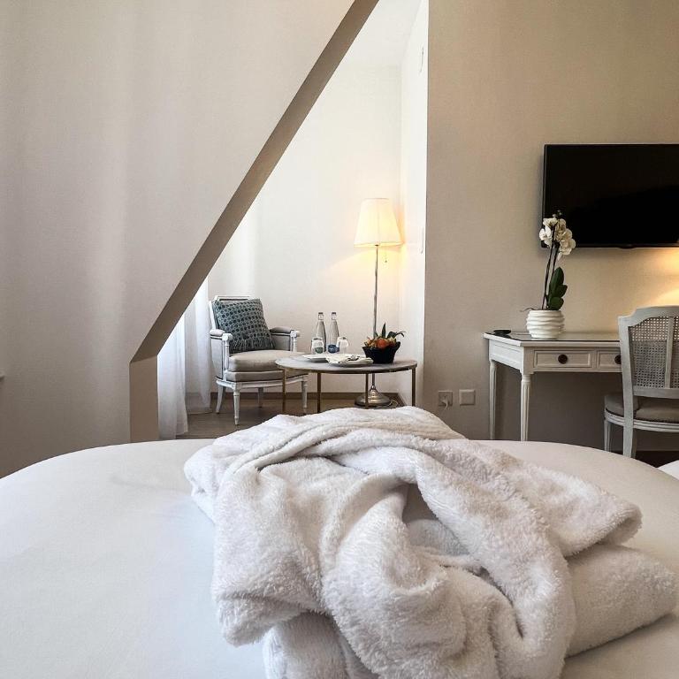 Hotel Eden Palace au Lac - Standard Double or Twin Room - 4