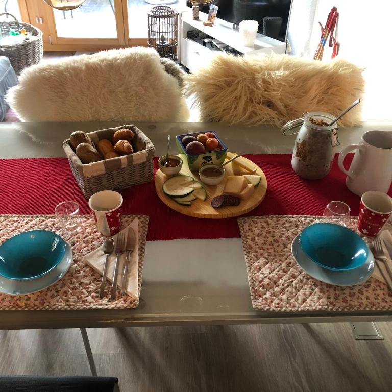 Bed & Breakfast in car-free Wengen - Hop in Nest BnB - Deluxe Doppelzimmer mit Balkon - 10