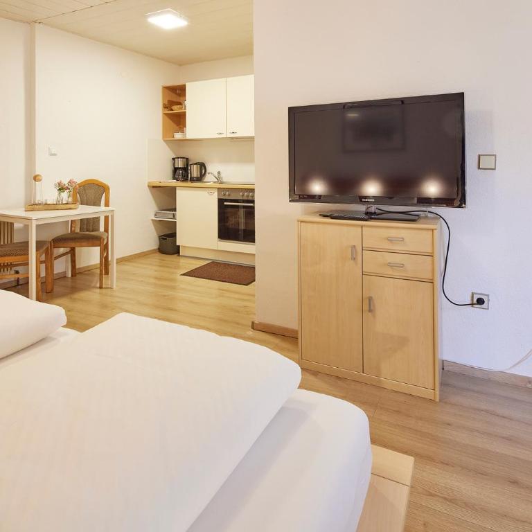Gästehaus Kulmer - Dreibettzimmer mit Bad - 2