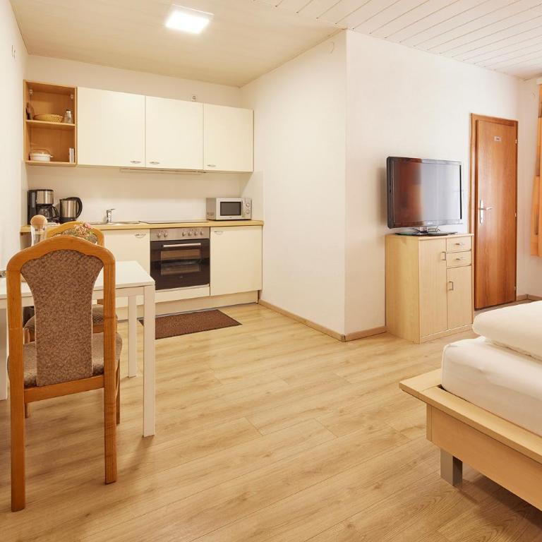 Gästehaus Kulmer - Dreibettzimmer mit Bad - 4
