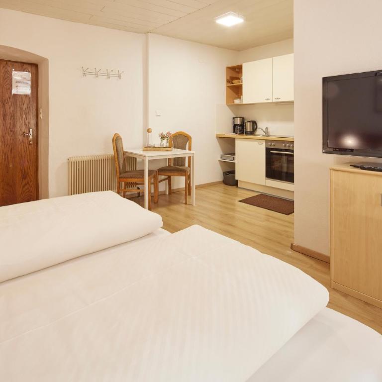 Gästehaus Kulmer - Dreibettzimmer mit Bad - 6