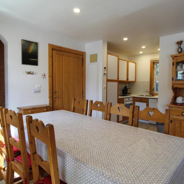 Charming 4-bed Chalet, Mountain Views, Double Garage - Chalet Supérieur - 48