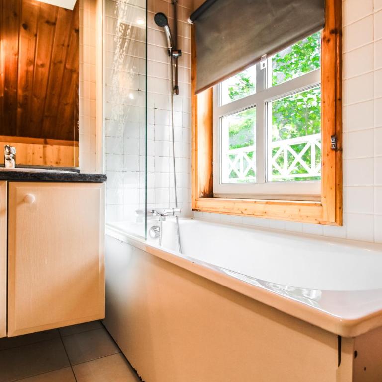 Charming 4-bed Chalet, Mountain Views, Double Garage - Chalet Supérieur - 97
