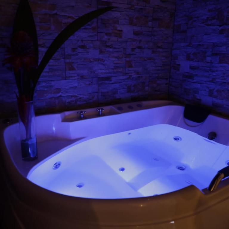 shambhala ecohotel boutique la vega - Habitación con cama grande y bañera de hidromasaje - 7
