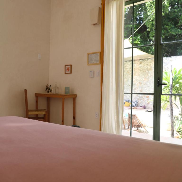 Nuik Casa Tropical - Habitación con cama extragrande y vistas a la piscina - 1