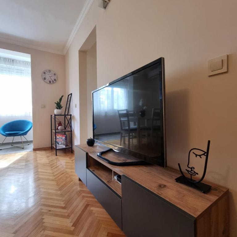 Cozy Central Apartment next to Bus and Train Station - One-Bedroom Apartment - 6