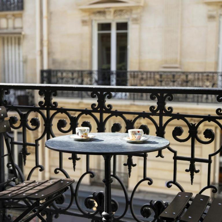 Vestay Montaigne - King Room with Balcony - 2