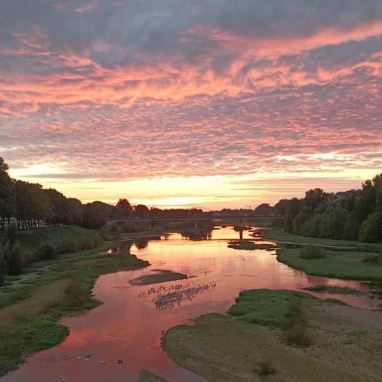 Cosy Loire, T2 neuf, front de Loire ,vue cathédrale,5min à pied centre ville et parking privé - Apartamento de 1 dormitorio - 6