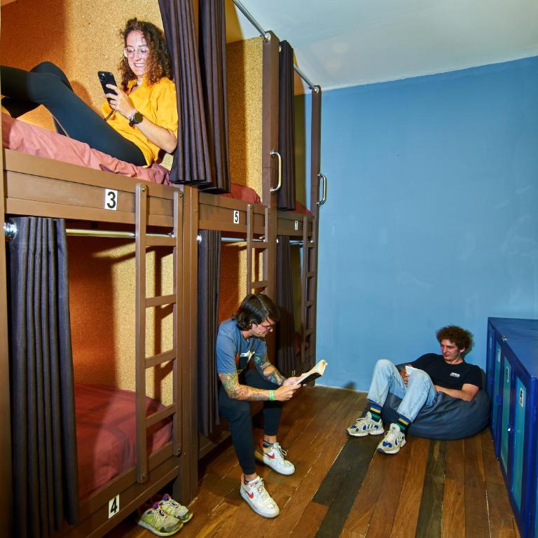 Wild Rover La Paz - Deluxe Pod-Style 6-Bed Dormitory Room with Shared Bathroom - 1