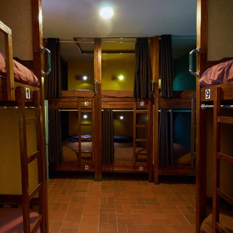 Wild Rover La Paz - Deluxe Pod-Style 10-Bed Dormitory Room with Shared Bathroom - 2
