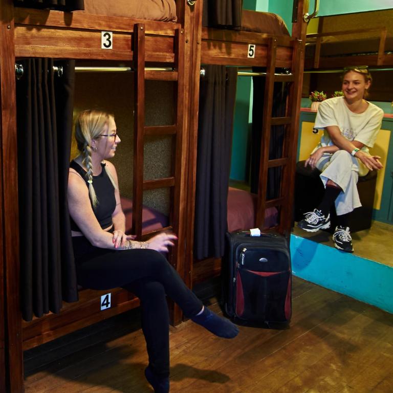 Wild Rover La Paz - Deluxe Pod-Style 6-Bed Female Dormitory Room with Shared Bathroom - 2