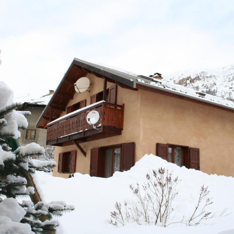 Chalet spacieux 8 pers, 3 chambres, cheminée, Wi-Fi, BBQ - FR-1-762-1 - Chalet - 2