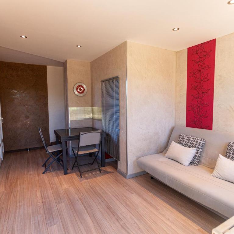 Résidence Padro - Appartement 2 Chambres avec Climatisation - 9