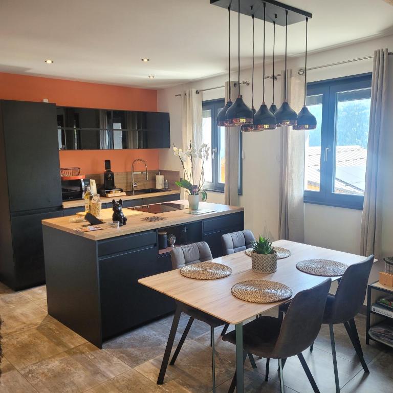 gîteduruisseau73, maison entière au coeur des Alpes, terrasse exposée sud, garage clos, 2 chambres, 2 salle de bains, en bordure de forêt, calme, détente et repos assurés ! - Maison 2 Chambres - 24