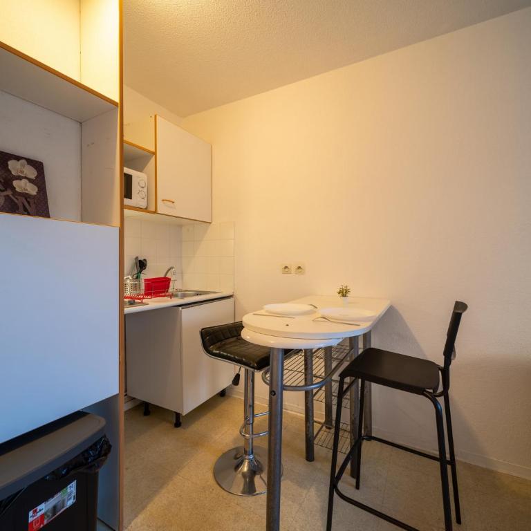 Appartement tout équipe wifi à 6 min St Charles - Studio - 12